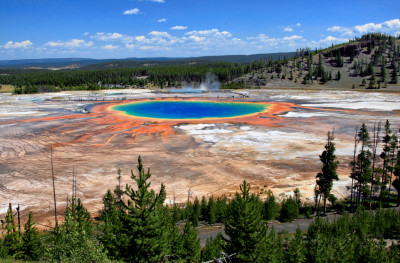 Grand_Prismatic_Spring_and_Midway_Geyser_Basin_from_above